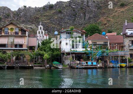 Traditionelles malerisches kleines Fischerdorf Lin am Ufer des Ohrid-Sees nahe Pogradeci in Albanien Stockfoto