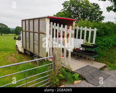 Gem's frische Produkte, Obst, Gemüse, Milch und Eier, die von einem alten Viehtransporter am Straßenrand, South Trewithey Farm, in der Nähe von North Hill, verkauft werden, Stockfoto