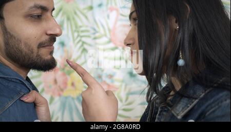 Eine junge Inderin bedroht ihren Freund während eines ernsthaften Gesprächs über ihre Beziehung Stockfoto