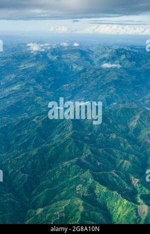 Luftaufnahme der Berge vom Flugzeug aus Stockfoto