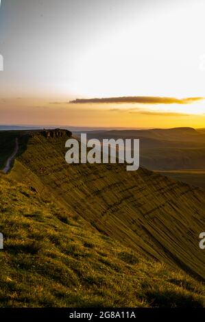 Atemberaubender Blick auf den Sonnenuntergang auf den Pen y Fan Corn du South wales brecon Becons Stockfoto