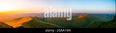 Atemberaubender Blick auf den Sonnenuntergang auf den Pen y Fan Corn du South wales brecon Becons Stockfoto