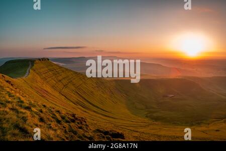 Atemberaubender Blick auf den Sonnenuntergang auf den Pen y Fan Corn du South wales brecon Becons Stockfoto