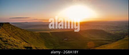 Atemberaubender Blick auf den Sonnenuntergang auf den Pen y Fan Corn du South wales brecon Becons Stockfoto