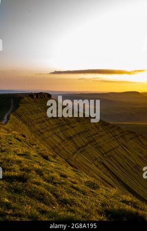 Atemberaubender Blick auf den Sonnenuntergang auf den Pen y Fan Corn du South wales brecon Becons Stockfoto