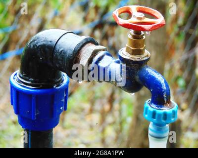 Nahaufnahme eines Wasserhahns auf einem Bauernhof in Rumänien Stockfoto