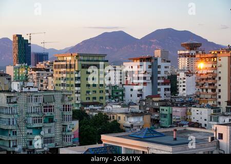 Tirana, Albanien. Juni 2021. Blick über das Wohngebiet Blloku in Tirana bei Sonnenuntergang. Quelle: Peter Endig/dpa-Zentralbild/ZB/dpa/Alamy Live News Stockfoto