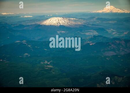 Luftaufnahmen von Mt. St. Helens und Mt. Rainier in den Cascade Mountains des Staates Washington, USA. Stockfoto