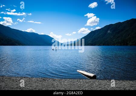 Paddler, Lake Crescent in der Lake Crescent Lodge, Washington State, Olympic National Park, Washington State, USA, Pacific Northwest, direkt an der Route 101. Stockfoto