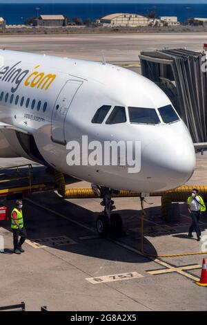 Las Palmas, Spanien - 06 02 2021: Vueling Airbus A320 neo parkt an einem Sommertag am Flughafen von Gran Canaria. Stockfoto