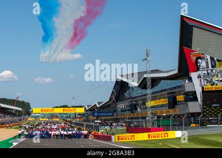 Silverstone Circuit, Silverstone, Northamptonshire, Großbritannien. Juli 2021. Formel 1 großer Preis von Großbritannien, Race Day; die roten Pfeile fliegen über die Startaufstellung Credit: Action Plus Sports/Alamy Live News Stockfoto