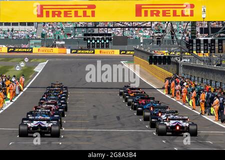 Silverstone Circuit, Silverstone, Northamptonshire, Großbritannien. Juli 2021. Formel 1 großer Preis von Großbritannien, Race Day; die Autos starten ihre Aufwärmrunde Credit: Action Plus Sports/Alamy Live News Stockfoto