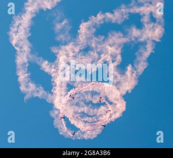 Silverstone Circuit, Silverstone, Northamptonshire, Großbritannien. Juli 2021. Formel 1 großer Preis von Großbritannien, Renntag; die RAF Falcons Trophy Drop vor dem Grand Prix Kredit: Action Plus Sports/Alamy Live News Stockfoto