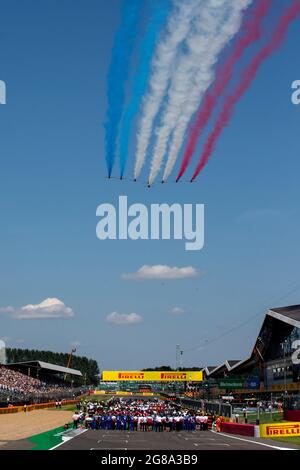 Silverstone Circuit, Silverstone, Northamptonshire, Großbritannien. Juli 2021. Formel 1 großer Preis von Großbritannien, Race Day; die roten Pfeile fliegen über die Startaufstellung Credit: Action Plus Sports/Alamy Live News Stockfoto