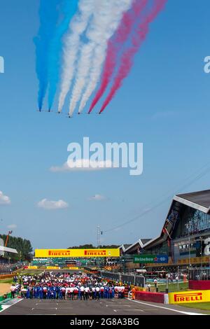 Silverstone Circuit, Silverstone, Northamptonshire, Großbritannien. Juli 2021. Formel 1 großer Preis von Großbritannien, Race Day; die roten Pfeile fliegen über die Startaufstellung Credit: Action Plus Sports/Alamy Live News Stockfoto