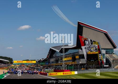 Silverstone Circuit, Silverstone, Northamptonshire, Großbritannien. Juli 2021. Formel 1 großer Preis von Großbritannien, Race Day; die roten Pfeile fliegen über die Startaufstellung Credit: Action Plus Sports/Alamy Live News Stockfoto