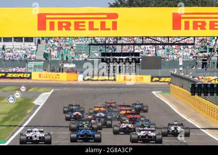 Silverstone Circuit, Silverstone, Northamptonshire, Großbritannien. Juli 2021. Formel 1 großer Preis von Großbritannien, Race Day; die Autos rasten zu Beginn des Rennens in die erste Kurve Credit: Action Plus Sports/Alamy Live News Stockfoto