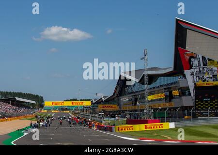 Silverstone Circuit, Silverstone, Northamptonshire, Großbritannien. Juli 2021. Formel 1 großer Preis von Großbritannien, Race Day; die Teams bereiten das Startfeld für die Ankunft der Autos vor Credit: Action Plus Sports/Alamy Live News Stockfoto