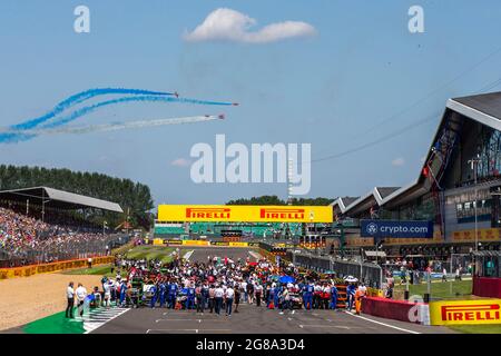 Silverstone Circuit, Silverstone, Northamptonshire, Großbritannien. Juli 2021. Formel 1 großer Preis von Großbritannien, Race Day; die roten Pfeile Streifen über die Startaufstellung Credit: Action Plus Sports/Alamy Live News Stockfoto