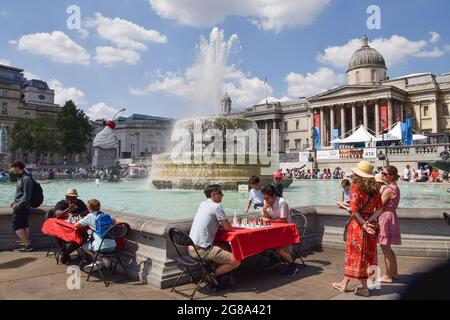 London, Großbritannien. Juli 2021. Beim Chess Fest auf dem Trafalgar Square, einer kostenlosen familienfreundlichen Veranstaltung, die das Spiel und seine dauerhafte und universelle Anziehungskraft feiert, spielen Schachspieler neben einem Brunnen. (Kredit: Vuk Valcic / Alamy Live News) Stockfoto