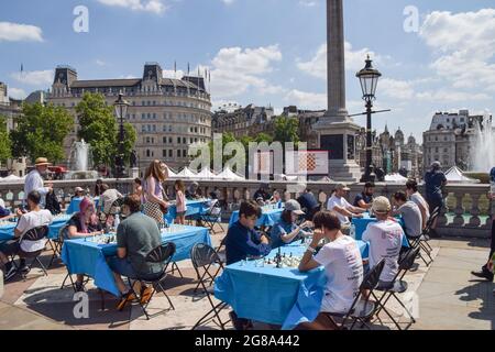 London, Großbritannien. Juli 2021. Schachspieler beim Chess Fest auf dem Trafalgar Square, einer kostenlosen familienfreundlichen Veranstaltung, bei der das Spiel und seine dauerhafte und universelle Anziehungskraft gefeiert werden. (Kredit: Vuk Valcic / Alamy Live News) Stockfoto