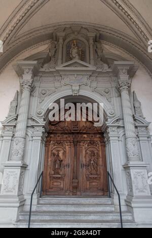 Das alte Holztor der Kathedrale St. Leodegar in Luzern, Schweiz Stockfoto