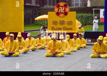 London, Großbritannien. Juli 2021. Falun Gong-Praktizierende meditierten während des Protestes Praktizierende und Unterstützer versammelten sich vor dem Parlamentsgebäude, um gegen die Verfolgung von Falun Gong (auch bekannt als Falun Dafa)-Meditationspraktikern durch die chinesische Regierung durch Entführungen, Inhaftierungen, Folter und Organraub zu protestieren. Kredit: SOPA Images Limited/Alamy Live Nachrichten Stockfoto