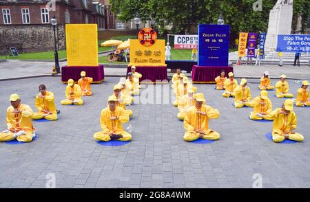 London, Großbritannien. Juli 2021. Falun Gong-Praktizierende meditierten während des Protestes Praktizierende und Unterstützer versammelten sich vor dem Parlamentsgebäude, um gegen die Verfolgung von Falun Gong (auch bekannt als Falun Dafa)-Meditationspraktikern durch die chinesische Regierung durch Entführungen, Inhaftierungen, Folter und Organraub zu protestieren. (Foto: Vuk Valcic/SOPA Images/Sipa USA) Quelle: SIPA USA/Alamy Live News Stockfoto