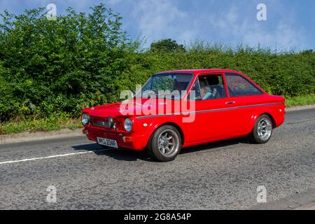 1968 Red Hillman Imp Californian 930 ccm 2dr auf dem Weg zur Capesthorne Hall Classic Car Show im Juli, Ceshire, Großbritannien Stockfoto
