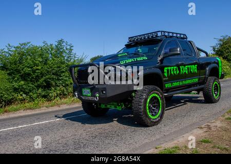 2002 Black Green Custom American Dodge, USA, Benziner 5900cc Steel Kustoms Utility Monster Truck, auf dem Weg zur Capesthorne Hall classic July Car Show, Cheshire, UK Stockfoto