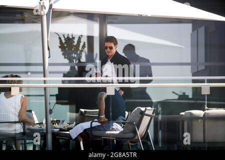 Silverstone, Großbritannien. Juli 2021. Tom Cruise (USA), F1 Grand Prix von Großbritannien auf dem Silverstone Circuit am 18. Juli 2021 in Silverstone, Großbritannien. (Foto von HOCH ZWEI) Quelle: dpa/Alamy Live News Stockfoto