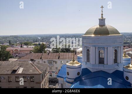 Yelets, Region Lipetsk, Russland - 17. Juni 2021, Blick vom Glockenturm auf den zentralen Teil der alten Handelsstadt, des Hauses und der Kirche Stockfoto