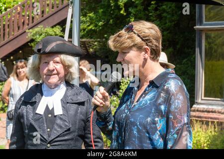 Juli 2021. Moderatorin Clare Balding wünscht dem berühmten Naturforscher im Garten des Gilbert White House and Museum in Selborne, Hamphire, England, alles gute zum Geburtstag bei der Party zum 301. Geburtstag. Dieses Ereignis hatte sich aufgrund der Covid-19-Pandemie um ein Jahr verzögert. Stockfoto