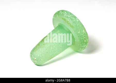 Nahaufnahme eines einzelnen, auf weißem Hintergrund isolierten, blassgrünen Glasflaschenstoppers. Stockfoto