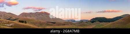 Sonnenuntergang über blühenden Kulturfeldern, berühmte farbenfrohe blühende Ebene im Apennin, Castelluccio di Norcia Hochland, Italien. Landwirtschaft von len Stockfoto