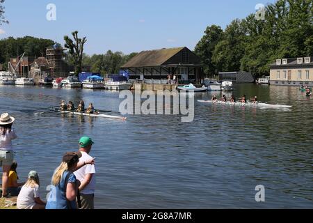 London, Großbritannien, 18. Juli 2021. W J15 4x+A Guildford High School / Lady Eleanor Holles. 154th Molesey Amateur Regatta, River Thames, Hurst Park Riverside, East Molesey, in der Nähe von Hampton Court, Surrey, England, Großbritannien, Großbritannien, Großbritannien, Europa. Damen Junior Quad Rennen bei der jährlichen Amateur Ruderwettbewerb und gesellschaftliche Veranstaltung im Jahr 1867 gegründet. Kredit: Ian Bottle/Alamy Live Nachrichten Stockfoto