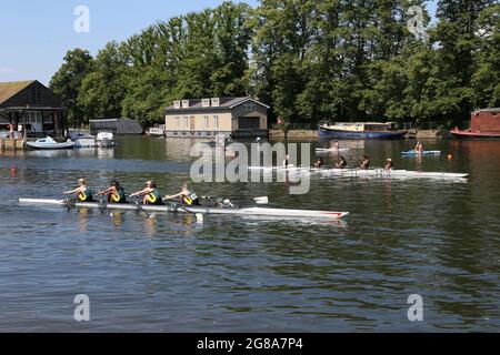 London, Großbritannien, 18. Juli 2021. W J15 4x+A Guildford High School / Lady Eleanor Holles. 154th Molesey Amateur Regatta, River Thames, Hurst Park Riverside, East Molesey, in der Nähe von Hampton Court, Surrey, England, Großbritannien, Großbritannien, Großbritannien, Europa. Damen Junior Quad Rennen bei der jährlichen Amateur Ruderwettbewerb und gesellschaftliche Veranstaltung im Jahr 1867 gegründet. Kredit: Ian Bottle/Alamy Live Nachrichten Stockfoto