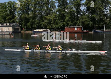 London, Großbritannien, 18. Juli 2021. W J15 4x+A Guildford High School / Lady Eleanor Holles. 154th Molesey Amateur Regatta, River Thames, Hurst Park Riverside, East Molesey, in der Nähe von Hampton Court, Surrey, England, Großbritannien, Großbritannien, Großbritannien, Europa. Damen Junior Quad Rennen bei der jährlichen Amateur Ruderwettbewerb und gesellschaftliche Veranstaltung im Jahr 1867 gegründet. Kredit: Ian Bottle/Alamy Live Nachrichten Stockfoto