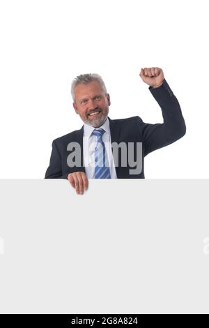 Lächelnde reifer Geschäftsmann hält eine weiße Panel und Gestikulieren, isoliert auf weißem Hintergrund Stockfoto