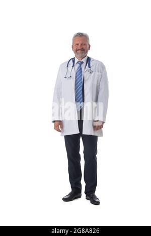 Porträt von lächelnden reifen männlichen Arzt isoliert auf weißem Hintergrund Stockfoto