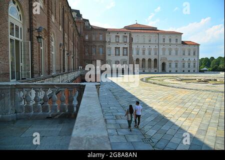 TURIN, ITALIEN - 29. Jun 2021: Außenansicht der Savoy Reggia von Venaria reale und der Gärten in Turin, Italien Stockfoto