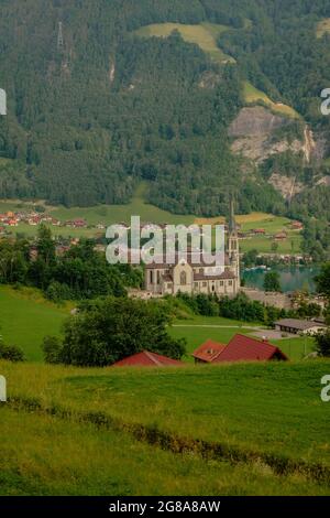 Schweizer Dorf Lungern mit seinen traditionellen Häusern und alten Kirchturm Alter Kirchturm entlang der wunderschönen smaragdgrünen See Firma Lungerersee, Kanton Obwalden Stockfoto