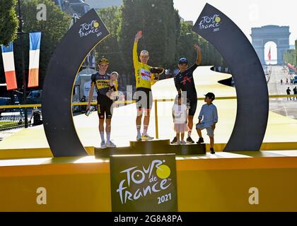 Chatou nach Paris Champs Elyesse , Frankreich, 18. Juli 2021, Tadej POGACAR im gelben Trikot mit seiner Siegertrophäe an Seite 2. Platz Jonas VINGEGAARD und 3. Platz Richard CARAPAZ , Credit:Pete Goding/Goding Images/Alamy Live News Stockfoto