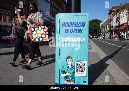 London, Großbritannien. Juli 2021. Mitglieder der Öffentlichkeit passieren ein öffentliches Informationsschild von Hounslow Covid-19 in London. Kredit: Mark Kerrison/Alamy Stockfoto