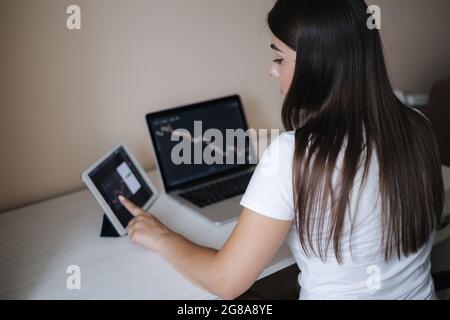 Geschäftsfrau Händler arbeiten von zu Hause aus mit Laptop-Tablet und Telefon. Weibliche Analyse Wachstumstrend auf Grafik Forex Devisenhandel an den ausländischen Börsen Stockfoto