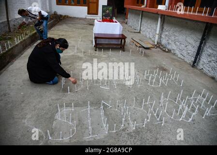 Srinagar, Indien. Juli 2021. Ein Journalist stellt in Srinagar Kerzen als Hommage an die dänische Siddiqui auf.der Journalist von Reuters, die dänische Siddiqui, wurde am Freitag getötet, als er über einen Zusammenstoß zwischen afghanischen Sicherheitskräften und Taliban-Kämpfern in der Nähe eines Grenzübergangs mit Pakistan berichtete, sagte ein afghanischer Kommandant. Kredit: SOPA Images Limited/Alamy Live Nachrichten Stockfoto