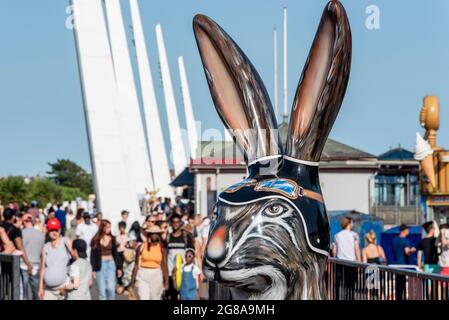 Bemalter Kopf eines der Hasen über die Stadt Skulptur Kunstpfad Hasen an einem heißen Sommertag, mit einer belebten Küste in Southend on Sea, Essex. Menschen Stockfoto