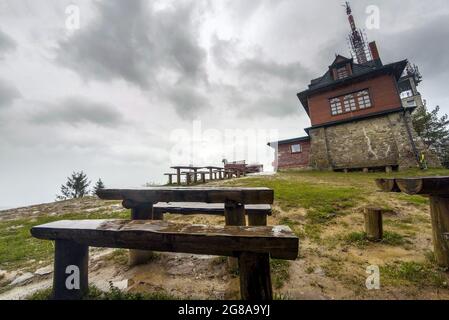 Holztisch und Bank gegen Aussichtspunkt auf dem Gipfel des polnischen Berges namens Lubon Wielki in einer Region von Beskid Wyspowy, die für ihre Wandergebiete berühmt ist Stockfoto