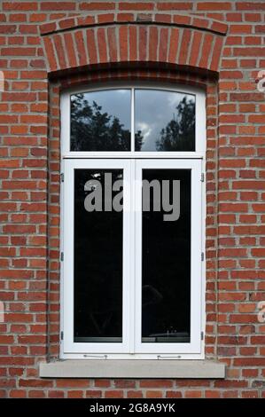 Traditionelles doppeltes Schiebefenster in einer Bauernfassade Stockfoto