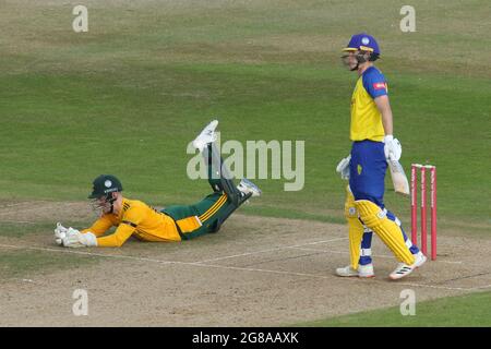 NOTTINGHAM, GROSSBRITANNIEN. 18. JULI Tom Moores aus Nottinghamshire fängt Matthew Potts aus Durham während des Vitality Blast T20-Spiels zwischen Nottinghamshire und Durham am Sonntag, 18. Juli 2021, in Trent Bridge, Nottingham. (Kredit: Will Matthews | MI News) Kredit: MI News & Sport /Alamy Live News Stockfoto